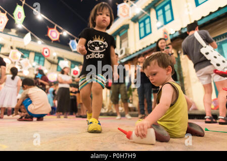 BANGKOK, THAILAND - 30. März: Bangkok fest Kunst auf der Straße. Menschen und Touristen. Aufmerksamkeit für Kunst am Eröffnungstag. Am 30. März 2017 in Bangkok, Thail Stockfoto