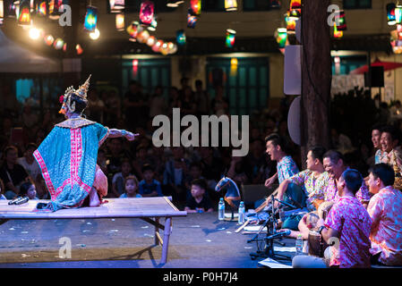 BANGKOK, THAILAND - 30. März: Bangkok fest Kunst auf der Straße. Menschen und Touristen. Aufmerksamkeit auf Thai Tanz am Eröffnungstag. Am 30. März, 2. Stockfoto