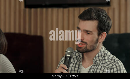 Junger Mann singt ein Lied im Club Stockfoto