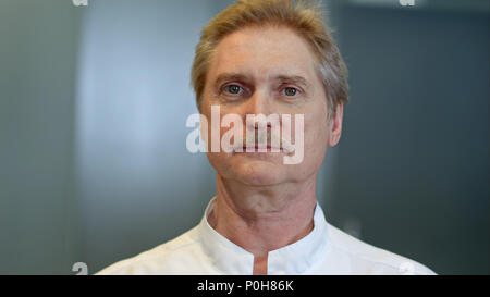 Leitender Arzt an Kamera Stockfoto