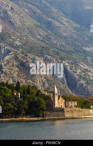 Eine schöne alte Kirche an der Küste von Kotor Stockfoto