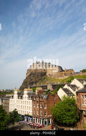 Das Edinburgh Castle an einem sonnigen Frühlingstag, vom Grassmarket, Edinburgh Old Town, Edinburgh Schottland Großbritannien gesehen Stockfoto