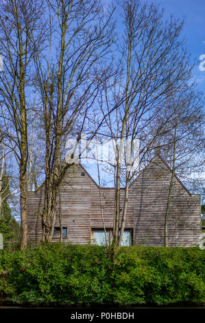 Maidenhead, Großbritannien. Allgemeine Ansicht, GV. Holz verkleideten Gebäude hinter dem Schnitt der Boulters Sperren. Freitag, 06/04/2018 © Pete Stockfoto