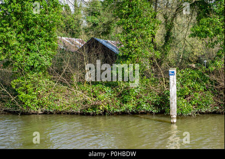 Maidenhead, Großbritannien. Allgemeine Ansicht, GV. Keine Angeln, Warnung im Schnitt Ansatz Boulters Boulters Lock, Lock, und der Schnitt Ansatz für die Lo Stockfoto