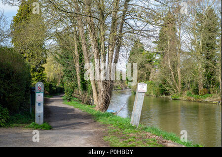 Maidenhead, Großbritannien. Allgemeine Ansicht, zwei senkrechte Holzpfosten, mit Abzeichen und Bye Gesetze postered, der signalgebung der Eingang zum BOULTERS L Stockfoto