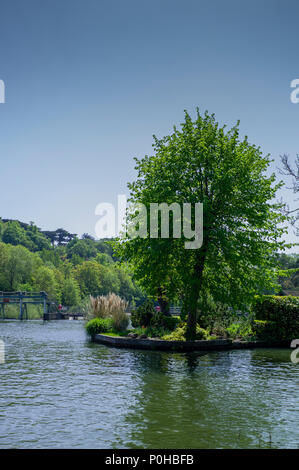 Maidenhead, Berkshire. Vereinigtes Königreich, Blick über den Schnitt bis zur Wehr und der Mühle. Thames Path. Themse. Boulters Schloss zu Köstner Stockfoto