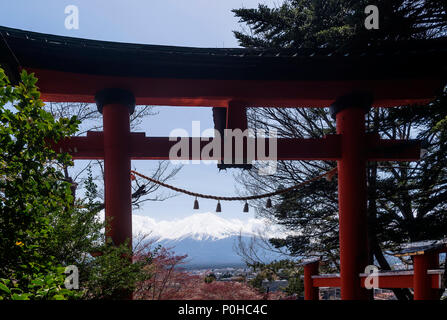 Schöne Aussicht auf den Berg Fuji fallenden Schnee an einem sonnigen Tag, Japan Stockfoto
