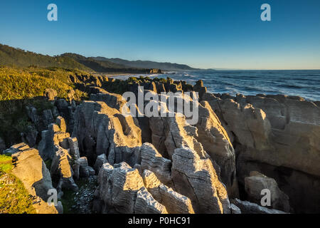 Sonnenuntergang bei Punakaiki Pancake Rocks und blowholes an der Westküste der Südinsel Neuseelands Stockfoto