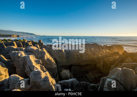 Sonnenuntergang bei Punakaiki Pancake Rocks und blowholes an der Westküste der Südinsel Neuseelands Stockfoto