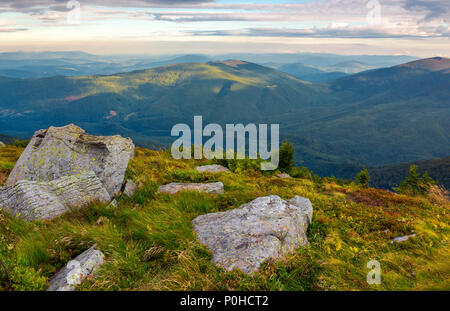 Felsbrocken am Rande von hillside. schöne Aussicht von Runa Berg, Ukraine. bewölkt August Morgen Stockfoto