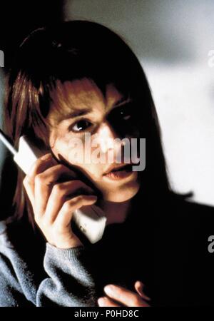 Original Film Titel: SCREAM. Englischer Titel: SCREAM. Regisseur: Wes Craven. Jahr: 1996. Stars: NEVE CAMPBELL. Copyright: nur redaktionell Innen verwenden. Dies ist eine öffentlich verteilten Handzettel. Zugriffsrechte nur, keine Lizenz des Urheberrechts zur Verfügung gestellt. Vorgeschriebene Genehmigung zu Visual Symbol (www.visual-icon.com) Für die Reproduktion des Bildes erforderlich ist. Quelle: DIMENSION FILMS/Album Stockfoto