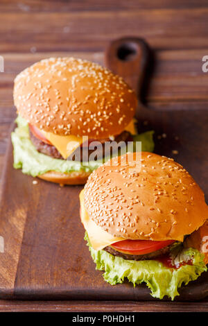 Foto von zwei frische Hamburger Stockfoto