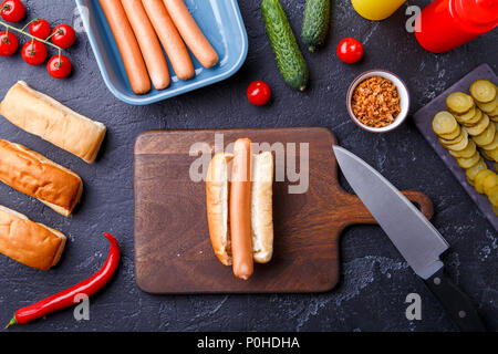 Foto oben auf Hotdogs auf Schneidebrett auf Tabelle mit Würstchen Stockfoto