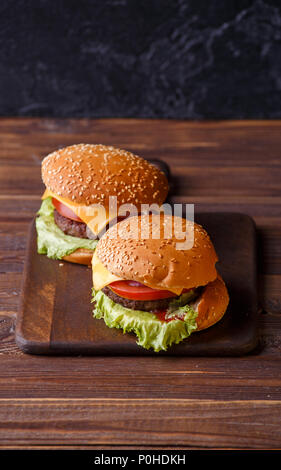 Foto oben von zwei Hamburger auf hölzernen Tisch Stockfoto