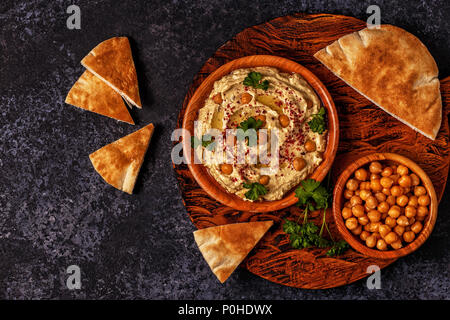 Klassische Hummus mit Petersilie auf die Platte und Fladenbrot. Stockfoto