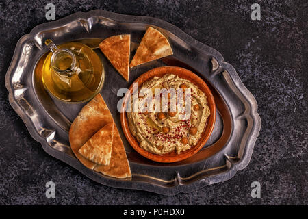 Klassische Hummus mit Petersilie auf die Platte und Fladenbrot. Stockfoto