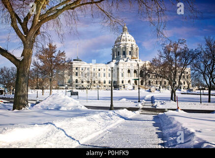 Das Minnesota State Capitol in Saint Paul ist im Winter von einer Schneedecke bedeckt. Stockfoto