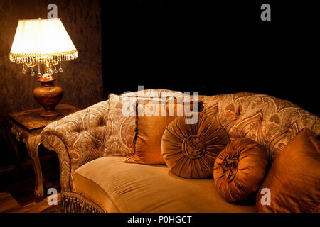 Barocksofa Mit Tischleramp Stockfoto