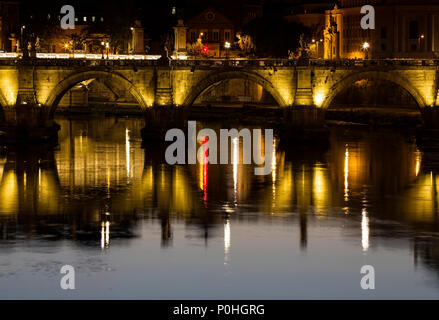 Die Lichter der Ponte Vittorio Emanuele II Bridge spiegeln sich in den Tibor Fluss in Rom, Italien. Stockfoto