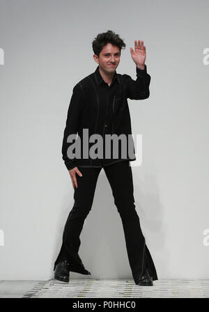 Designer Daniel W. Fletcher würdigt das Publikum nach SS 19 der Londoner Fashion Week Männer zeigen an der BFC Showspace, London. PRESS ASSOCIATION. Bild Datum: Samstag, 9. Juni 2018. Photo Credit: Isabel Infantes/PA-Bilder Stockfoto