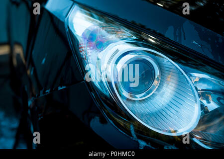 Auto Scheinwerfer mit geringer Tiefenschärfe. Luxus Autos Scheinwerfer, außen Details. Schwarzes Auto waschen. Platz kopieren Stockfoto