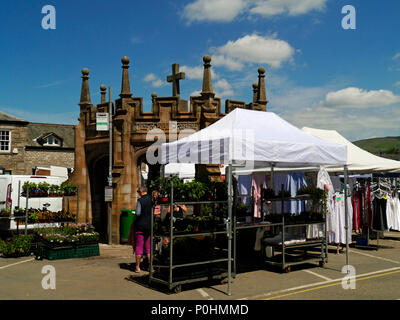 Marktplatz im historischen und hübschen Marktstadt Kirkby Lonsdale, South Lake District, Cumbria, England Stockfoto