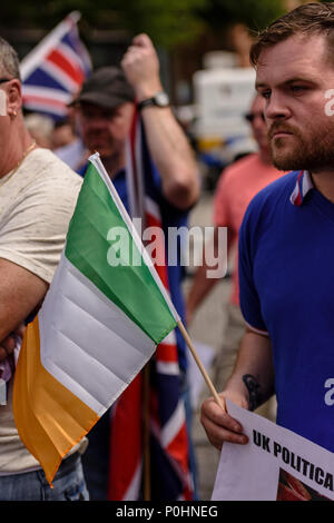 Northenrn Belfast, Irland, 09/06/2018 - Gewerkschafter halten eine Kundgebung zur Unterstützung der Großbritannien erste Mitglied Tommy Robinson, die im Mai 2018 für 13 Monate für Missachtung des Gerichts gefangengesetzt wurde durch die Veröffentlichung von Live auf Facebook, wenn dies verboten. Stockfoto