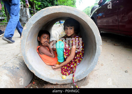 Dhaka, Bangladesch, 9. Juni 2018. Straßenkinder, Rest in konkrete Leitung in der Hauptstadt Dhaka, Bangladesch. Am 9. Juni 2018 Credit: Mamunur Rashid/Alamy leben Nachrichten Stockfoto