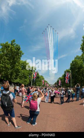 Die Mall, London, UK. 9. Juni, 2018. Die weltweit berühmte Queen Geburtstag Parade, die auch als die Farbe bekannt, endet mit einer RAF flypast über die Mall und der Buckingham Palace mit der roten Pfeile Ende der Anzeige. Credit: Malcolm Park/Alamy Leben Nachrichten. Stockfoto