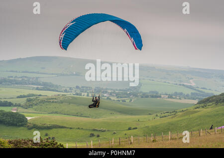 Alciston, Polegate, East Sussex, UK..9. Juni 2018..Überwurf mit Wind von der NE bringt Gleitschirmflieger zu den South Downs, Bo-Peep Hill. Stockfoto