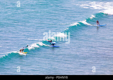 Whitsand Bay, Cornwall, England, Großbritannien Wetter - Leute genießen das warme und sonnige Wetter die in Türkis Wasser bei Whitsand Bay auf der Rame Halbinsel, Cornwall surfen. Stockfoto