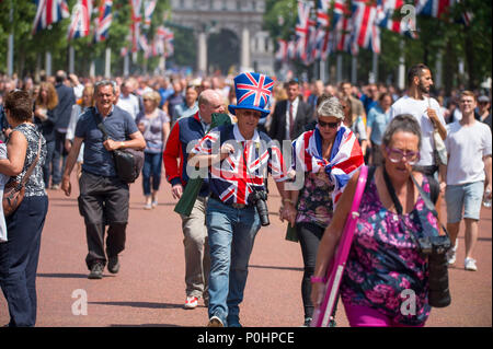 Die Mall, London, UK. 9. Juni, 2018. Die weltweit berühmte Queen Geburtstag Parade, die auch als die Farbe bekannt, endet mit Menschen auf der Mall Richtung Buckingham Palace der RAF flypast zu beobachten. Credit: Malcolm Park/Alamy Leben Nachrichten. Stockfoto