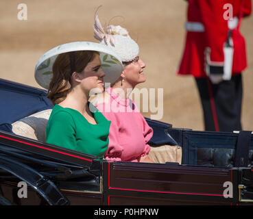 Horse Guards Parade, London, UK. 9. Juni, 2018. Die weltweit berühmte Queen Geburtstag Parade, die auch als die Farbe bekannt, erfolgt mit der Coldstream Guards Trooping ihre Farbe vor der Königin und einem Publikum von über 7.500 Gästen in Horse Guards in der heißen Sonne. Sophie Gräfin von Wessex und Prinzessin Eugenie ankommen auf dem Exerzierplatz. Credit: Malcolm Park/Alamy Leben Nachrichten. Stockfoto