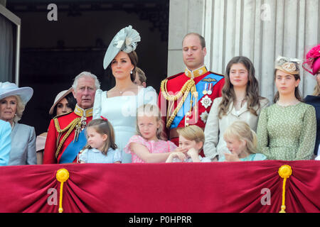 London, UK, 9. Juni 2018. Savannah Phillips hält ihre Hand über Prince Georges Mund, die Farbe der Credit: Amanda Rose/Alamy leben Nachrichten Stockfoto