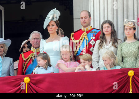 London, UK, 9. Juni 2018. Savannah Phillips hält ihre Hand über Prince Georges Mund, die Farbe der Credit: Amanda Rose/Alamy leben Nachrichten Stockfoto