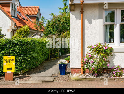 Dirleton Village Gardens, Scotland’s Gardens Scheme 2018, 9. Juni 2018. Dirleton Village, East Lothian, Schottland, Vereinigtes Königreich. Dorfbewohner öffnen ihre Gärten für die Öffentlichkeit als Teil der nationalen Gärten Schema. Ein gelbes, offenes Gartenschild weist auf einen sonnigen Tag hin Stockfoto