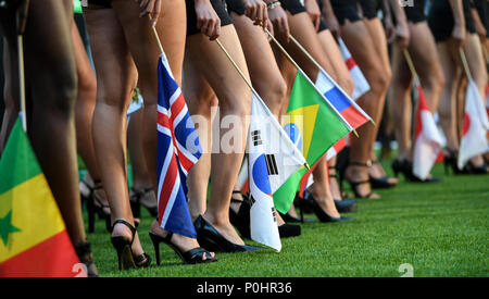 Deutschland, Rust, 08. Juni 2018, Kandidaten auf der Bühne an der Miss World Cup Wettbewerb 2018 in den Europa-Park. 32 junge Frauen aus Ländern der Fußball WM 2018 die Teilnahme an der Schönheit Pageant konkurriert. Foto: Patrick Seeger/dpa Stockfoto