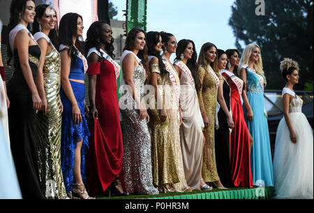 Deutschland, Rust, 08. Juni 2018, Kandidaten auf der Bühne an der Miss World Cup Wettbewerb 2018 in den Europa-Park. 32 junge Frauen aus Ländern der Fußball WM 2018 die Teilnahme an der Schönheit Pageant konkurriert. Foto: Patrick Seeger/dpa Stockfoto