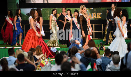 Deutschland, Rust, 08. Juni 2018, Kandidaten auf der Bühne an der Miss World Cup Wettbewerb 2018 in den Europa-Park. 32 junge Frauen aus Ländern der Fußball WM 2018 die Teilnahme an der Schönheit Pageant konkurriert. Foto: Patrick Seeger/dpa Stockfoto