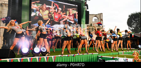 Deutschland, Rust, 08. Juni 2018, Kandidaten auf der Bühne an der Miss World Cup Wettbewerb 2018 in den Europa-Park. 32 junge Frauen aus Ländern der Fußball WM 2018 die Teilnahme an der Schönheit Pageant konkurriert. Foto: Patrick Seeger/dpa Stockfoto