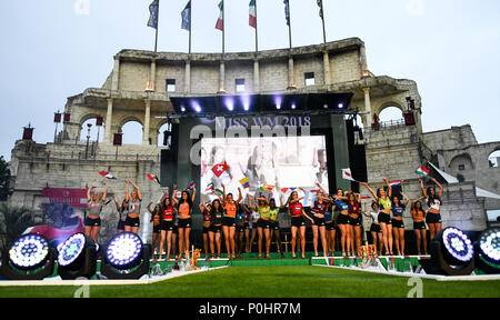 Deutschland, Rust, 08. Juni 2018, die Teilnehmer zu Fuß auf der Bühne der Miss World Cup 2018 in den Europa-Park. 32 junge Frauen aus Ländern der Fußball WM 2018 die Teilnahme an der Schönheit Pageant konkurriert. Foto: Patrick Seeger/dpa Stockfoto