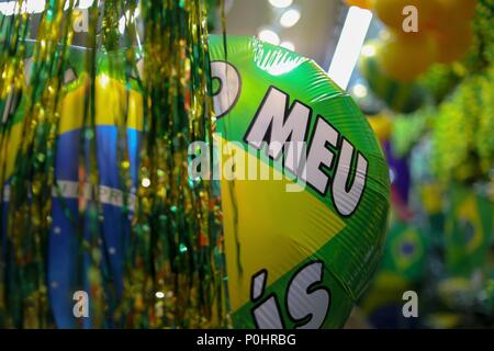 Sao Paulo, Brasilien. 9. Juni, 2018. Brasilianer einkaufen gehen für Requisiten mit nationalen Farben in der Woche vor dem Beginn der Weltmeisterschaft 2018 Credit: Dario Oliveira/ZUMA Draht/Alamy leben Nachrichten Stockfoto