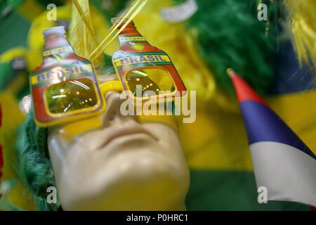 Sao Paulo, Brasilien. 9. Juni, 2018. Brasilianer einkaufen gehen für Requisiten mit nationalen Farben in der Woche vor dem Beginn der Weltmeisterschaft 2018 Credit: Dario Oliveira/ZUMA Draht/Alamy leben Nachrichten Stockfoto