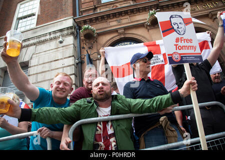 Demonstration für die Freilassung des ehemaligen English Defence League, EDL, leader Tommy Robinson am 09. Juni 2018 in London, England, Vereinigtes Königreich. Ganz rechts Gruppen versammelt, schreien sich Tommy Robinson, die Schuld der Polizei bei seiner Festnahme und ruft zur freien Rede. Oppositionelle Gruppen versammelten sich in der Nähe. Quelle: Michael Kemp/Alamy leben Nachrichten Stockfoto