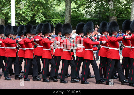 Die Mall. London. UK vom 9. Juni 2018 - Der Königin Elizabeth II. verbunden durch die anderen Mitglieder der Königlichen Familie reisen entlang der Mall in einem offenen Wagen oben während der die Farbe, die die 92. Feier der offiziellen Geburtstag der Königin, während deren sie Truppen prüft die Haushalts Division als Sie März in Whitehall, bevor Sie ein fly-Vergangenheit vom Balkon am Buckingham Palace. Credit: Dinendra Haria/Alamy leben Nachrichten Stockfoto