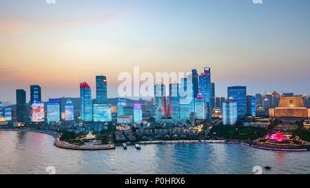 Peking, China. 4. Mai, 2018. Luftbild am 4. Mai genommen, 2018 zeigt die Landschaft der Fushan Bucht in Qingdao, dem Austragungsort der 18. Shanghai Cooperation Organisation (SCO) Gipfel. Credit: Zhang Cheng/Xinhua/Alamy leben Nachrichten Stockfoto