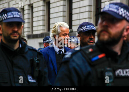 London, UK, 9. Juni 2018. Niederländische Politiker Geert Wilders von der Polizei an, um den Protest zu sich Tommy Robinson, wo er eine Rede Credit: Alex Cavendish/Alamy Leben Nachrichten begleitet Stockfoto