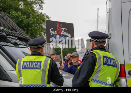 London, UK, 9. Juni 2018. Unterstützer von Tommy Robinson angesichts der mit der Polizei Quelle: Alex Cavendish/Alamy leben Nachrichten Stockfoto