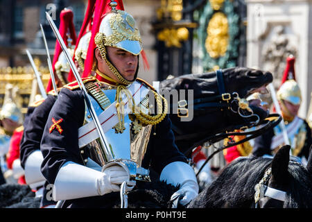 Blues und Royals des Haushalts Kalvarienberg an die Farbe und Königinnen Geburtstag Parade am Samstag, dem 9. Juni 2018 im Buckingham Palace, London. Im Bild: Haushalt Kalvarienberg, der souveränen Escort formen außerhalb der Buckingham Palace. Bild von Julie Edwards. Credit: Julie Edwards/Alamy leben Nachrichten Stockfoto