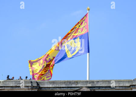 Die Farbe und Königinnen Geburtstag Parade am Samstag, dem 9. Juni 2018 im Buckingham Palace, London. Im Bild: Sicherheit im Palast. Bild von Julie Edwards. Credit: Julie Edwards/Alamy leben Nachrichten Stockfoto